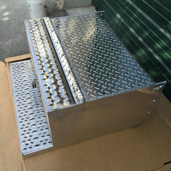 Peterbilt 31" diamond plate aluminum tool box w/perforated step
