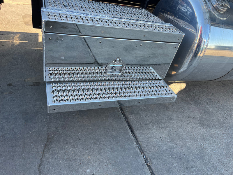 Peterbilt 379 stainless steel tool box cover w/cut out