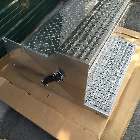 Peterbilt 31" diamond plate aluminum battery box w/perforated step