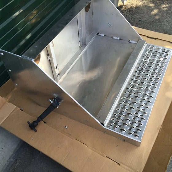 Peterbilt 31" diamond plate aluminum battery box w/perforated step