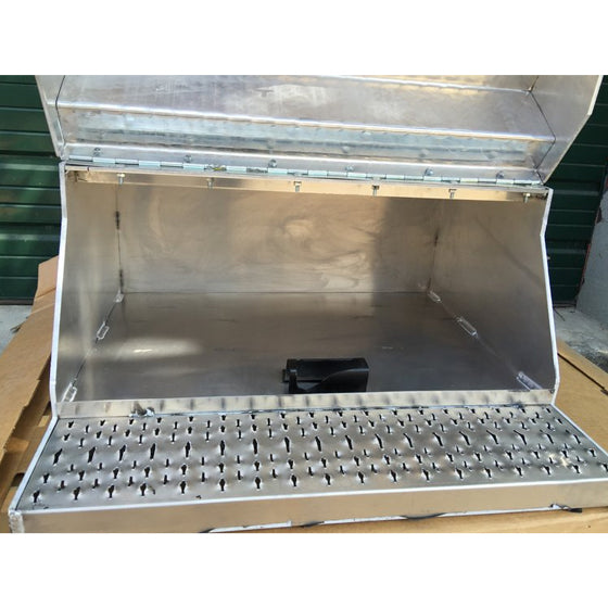 Peterbilt 31" diamond plate aluminum tool box w/perforated step