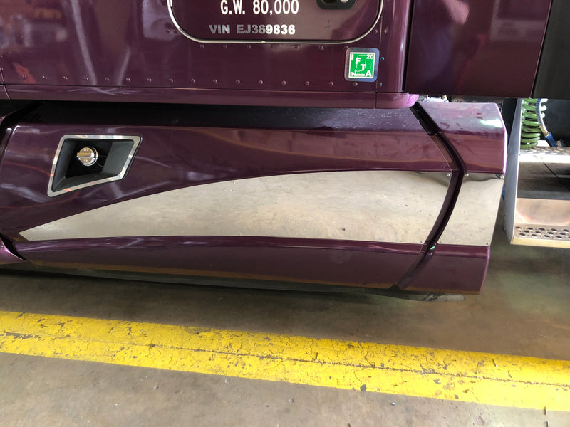 Kenworth T660/T680 curved fuel tank fairing trims - 2 pieces