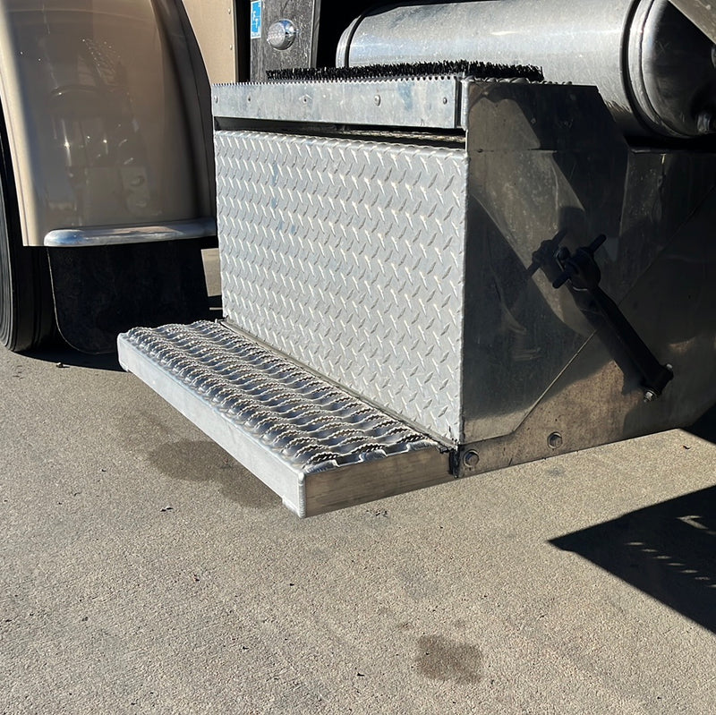 Peterbilt 379  aluminum cab entry 31" tool/battery box bottom step