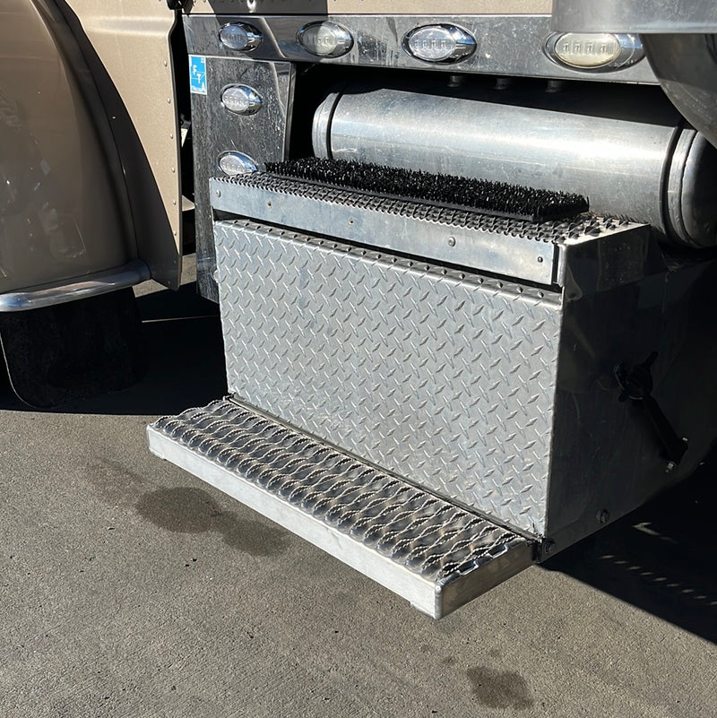Peterbilt 379  aluminum cab entry 31" tool/battery box bottom step