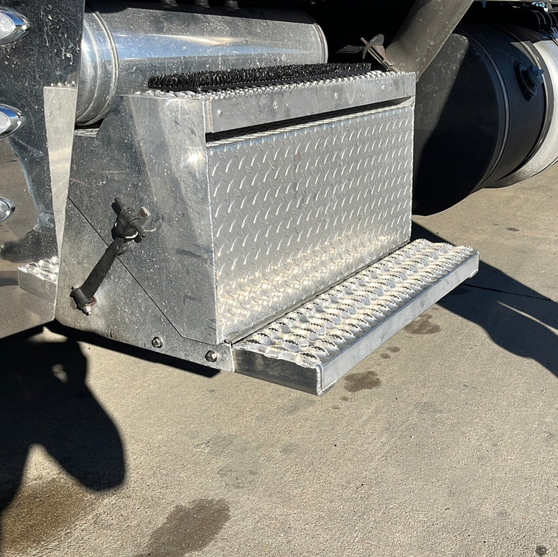 Peterbilt 379  aluminum cab entry 31" tool/battery box bottom step