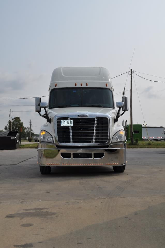 Freightliner Cascadia 2008-2017 22" chrome wraparound bumper w/43 bullseye light holes
